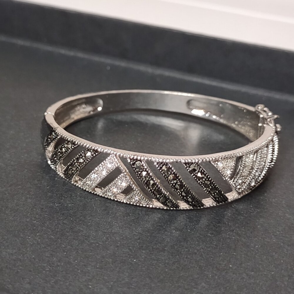 Nice 7 Inch Silver Tone And Black Hinged Bracelet